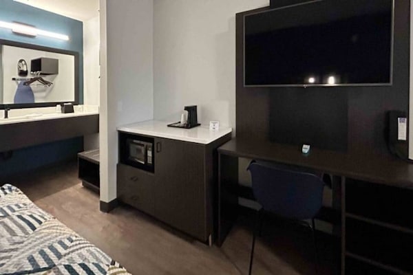 Foto van 2 tweepersoonsbedden (queensize) | Niet-roken, koelkast (Micfridge) - BedRoom