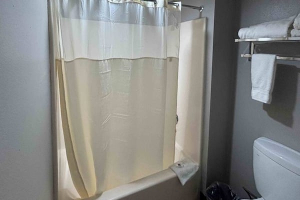 Foto van 2 tweepersoonsbedden (queensize) | Niet-roken, koelkast (Micfridge) - BathRoom