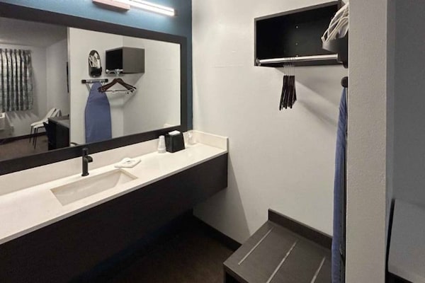 Foto van 2 tweepersoonsbedden (queensize) | Niet-roken, koelkast (Micfridge) - BathRoom