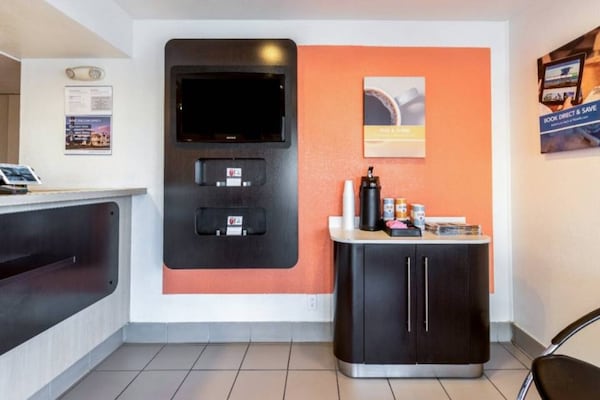 Foto van 1 tweepersoonsbed (queensize) | Rookvrij - Vakantiehuis in El Centro - FloorPlan