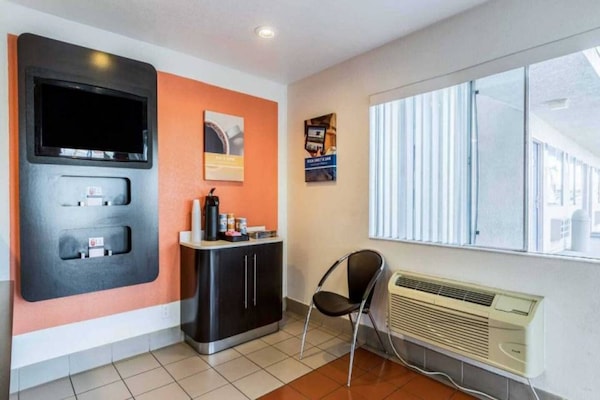 Foto van 1 tweepersoonsbed (queensize) | Rookvrij - Vakantiehuis in El Centro - FloorPlan
