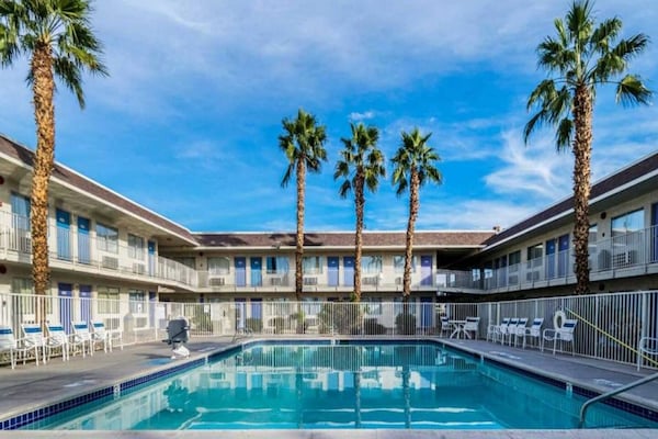 Foto van 1 tweepersoonsbed (queensize) | Rookvrij - Vakantiehuis in El Centro - Pool