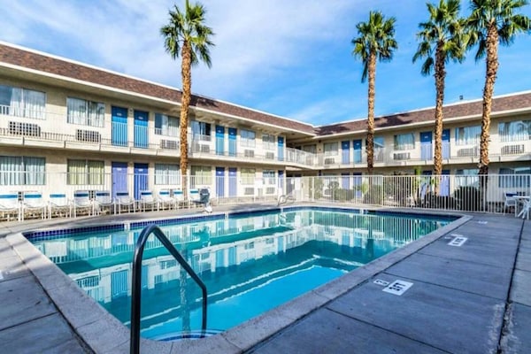 Foto van 1 tweepersoonsbed (queensize) | Rookvrij - Vakantiehuis in El Centro - Pool