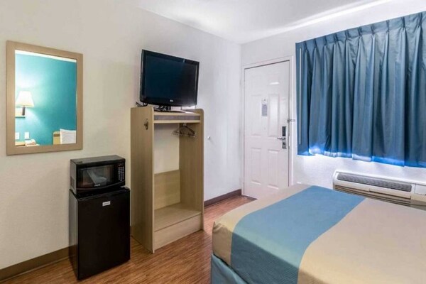 Foto van 1 tweepersoonsbed | Toegankelijk voor mensen met een mobiliteitsbeperking RI Shwr, Nsmk - BedRoom