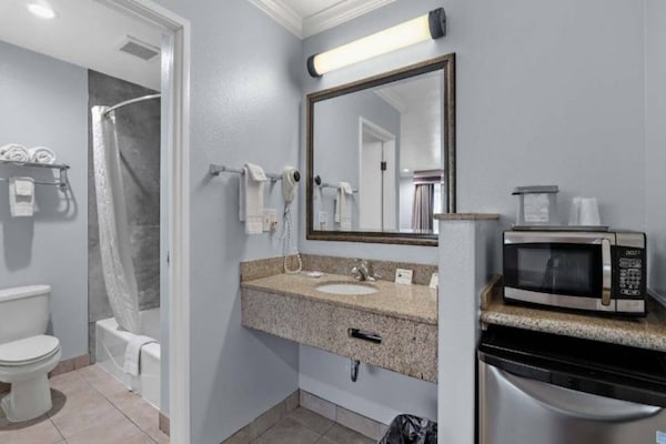Foto van 1 kingsize bed | Suite, Nsmk, koelkast - Vakantiehuis in Carlsbad - BathRoom