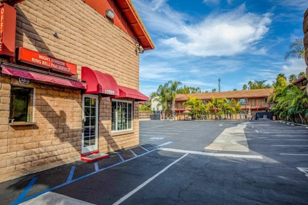Foto van 1 kingsize bed | Suite, Nsmk, koelkast - Vakantiehuis in Carlsbad - ExteriorSummer