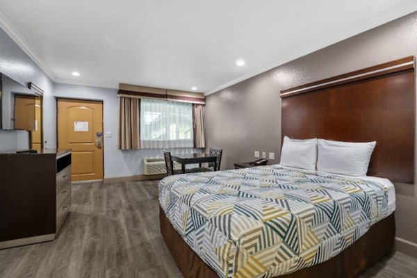 Foto van 1 kingsize bed | Suite, Nsmk, koelkast - Vakantiehuis in Carlsbad - Facilities