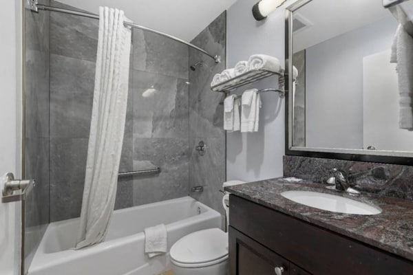 Foto van 1 kingsize bed | Suite, Nsmk, koelkast - Vakantiehuis in Carlsbad - Facilities