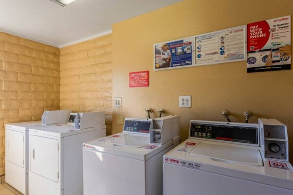 Foto van 1 kingsize bed | Suite, Nsmk, koelkast - Vakantiehuis in Carlsbad - Facilities