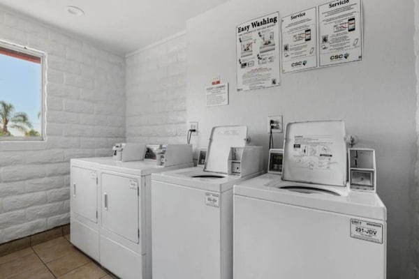 Foto van 1 kingsize bed | Suite, Nsmk, koelkast - Vakantiehuis in Carlsbad - Facilities