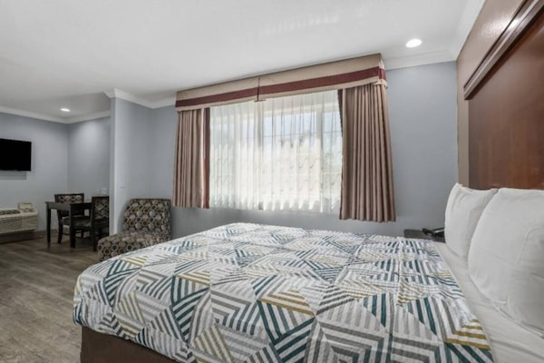 Foto van 1 kingsize bed | Suite, Nsmk, koelkast - Vakantiehuis in Carlsbad - Facilities