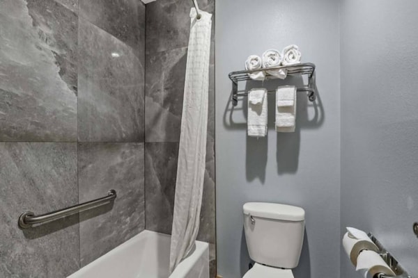 Foto van 1 kingsize bed | Mobiel account | Micfridg - Vakantiehuis in Carlsbad - BathRoom
