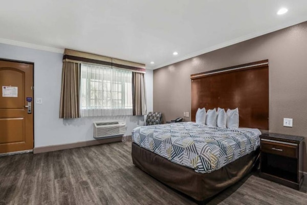 Foto van 1 tweepersoonsbed (Queensize) | Nsmk,Micfridge - Vakantiehuis in Carlsbad - BedRoom