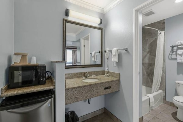Foto van 1 tweepersoonsbed (Queensize) | Nsmk,Micfridge - Vakantiehuis in Carlsbad - BathRoom