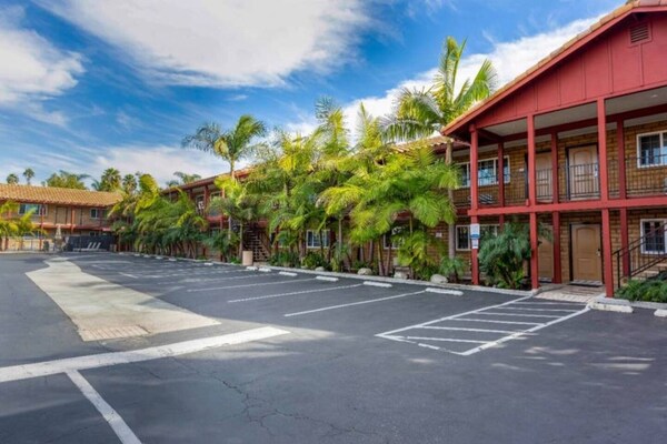 Foto van 1 tweepersoonsbed (Queensize) | Nsmk,Micfridge - Vakantiehuis in Carlsbad - ExteriorSummer