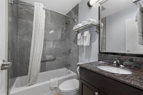 Foto van 1 tweepersoonsbed (Queensize) | Nsmk,Micfridge - Vakantiehuis in Carlsbad - Facilities
