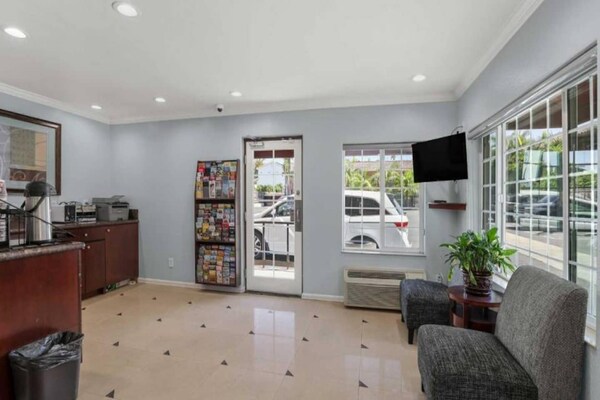 Foto van 1 tweepersoonsbed (Queensize) | Nsmk,Micfridge - Vakantiehuis in Carlsbad - FloorPlan