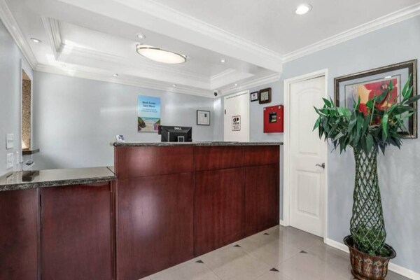 Foto van 1 tweepersoonsbed (Queensize) | Nsmk,Micfridge - Vakantiehuis in Carlsbad - FloorPlan