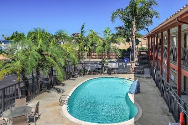 Foto van 1 tweepersoonsbed (Queensize) | Nsmk,Micfridge - Vakantiehuis in Carlsbad - Pool