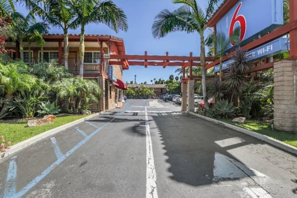 Foto van 1 tweepersoonsbed (Queensize) | Nsmk,Micfridge - Vakantiehuis in Carlsbad - ExteriorSummer
