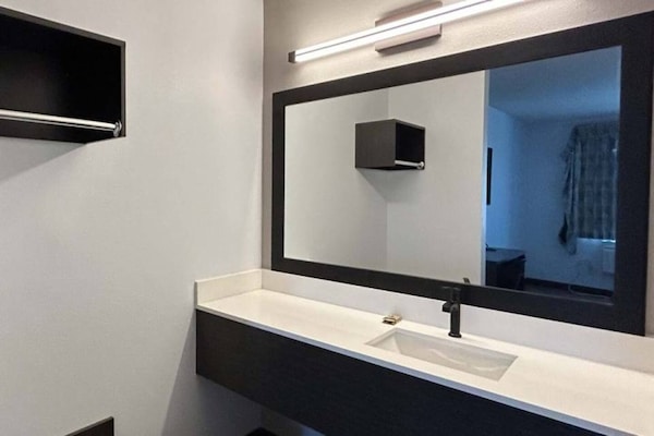 Foto van 2 tweepersoonsbedden (queensize) | Rookvrij - Vakantiehuis in Lake Elsinore - BathRoom