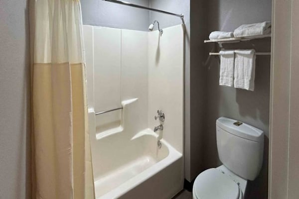 Foto van 2 tweepersoonsbedden (queensize) | Rookvrij - Vakantiehuis in Lake Elsinore - BathRoom