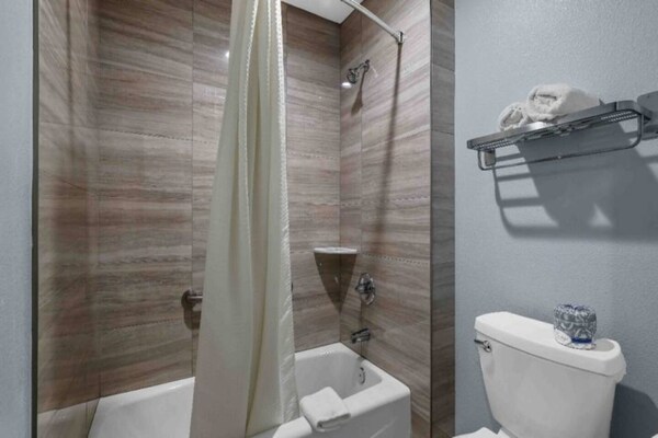 Foto van 1 kingsize bed | Rookvrij - Vakantiehuis in Escondido - BathRoom