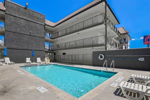 Foto van 1 kingsize bed | Rookvrij - Vakantiehuis in Escondido - Pool