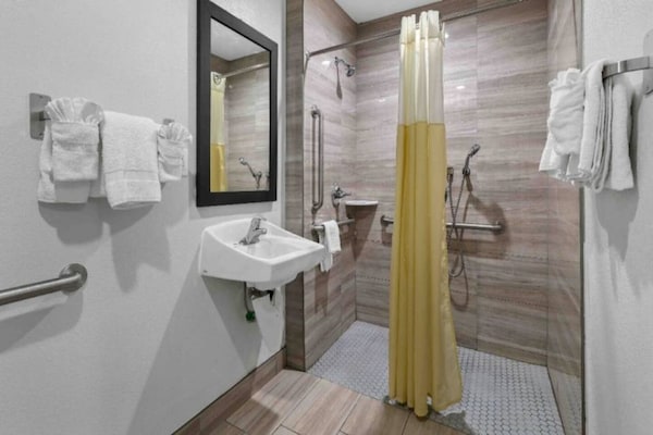 Foto van 1 kingsize bed | Rookvrij - Vakantiehuis in Escondido - BathRoom