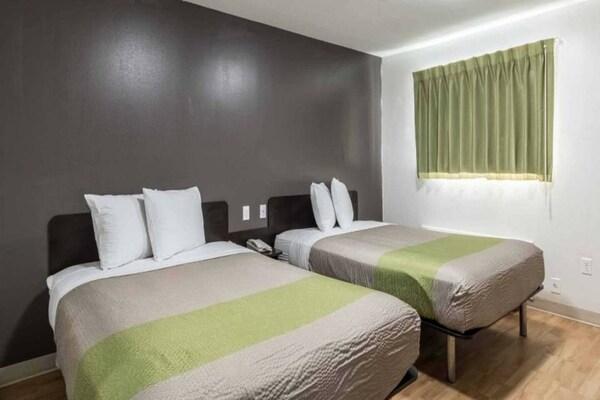 Foto van 2 tweepersoonsbedden | Toegankelijk voor mindervaliden | Badkuip | Keuken - BedRoom