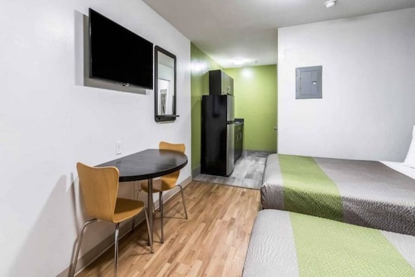 Foto van 2 tweepersoonsbedden | Toegankelijk voor mindervaliden | Badkuip | Keuken - BedRoom