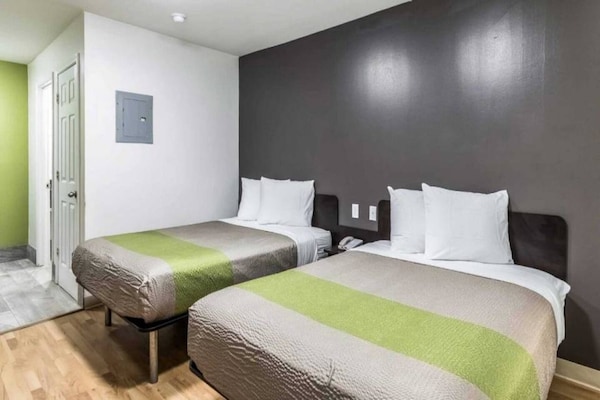 Foto van 2 tweepersoonsbedden | Toegankelijk voor mindervaliden | Badkuip | Keuken - BedRoom