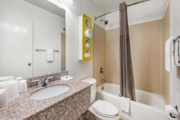 Foto van 2 tweepersoonsbedden (queensize) | Niet-roken, koelkast (Micfridge) - BathRoom