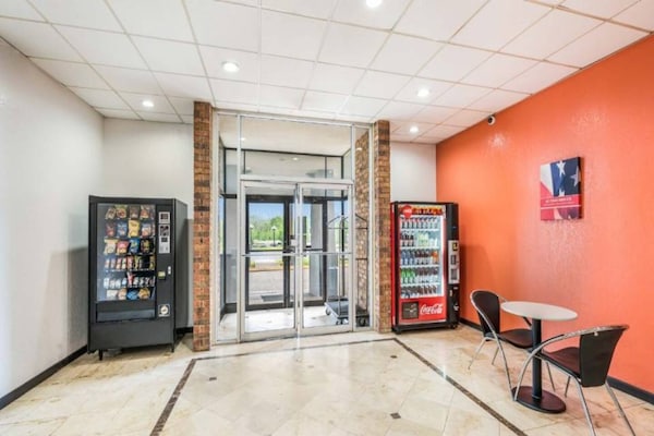 Foto van 2 tweepersoonsbedden (queensize) | Niet-roken, koelkast (Micfridge) - FloorPlan