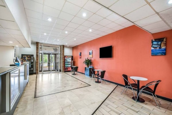 Foto van 2 tweepersoonsbedden (queensize) | Niet-roken, koelkast (Micfridge) - FloorPlan