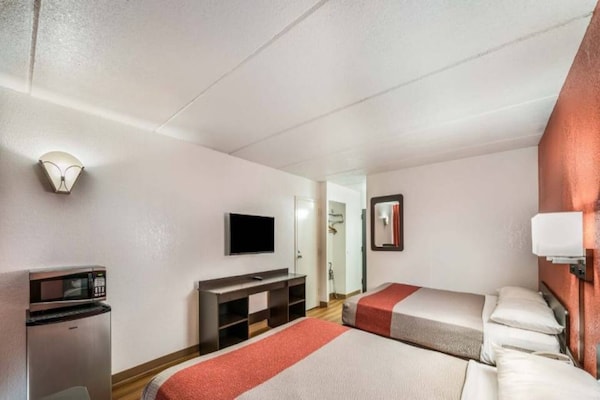 Foto van 2 tweepersoonsbedden (queensize) | Niet-roken, koelkast (Micfridge) - BedRoom
