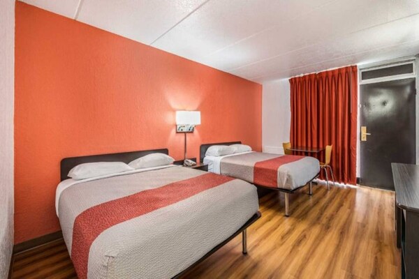 Foto van 2 tweepersoonsbedden (queensize) | Niet-roken, koelkast (Micfridge) - BedRoom