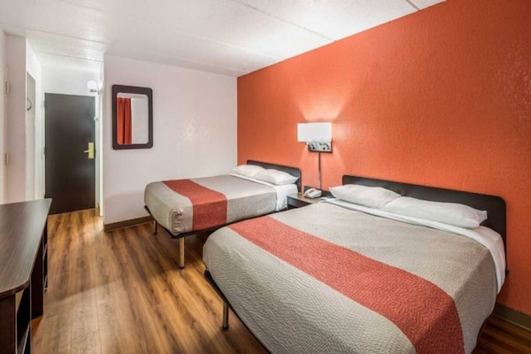 Foto van 2 tweepersoonsbedden (queensize) | Niet-roken, koelkast (Micfridge) - BedRoom
