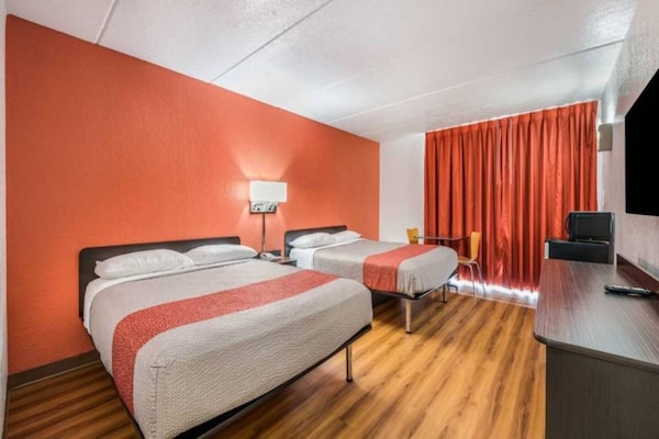 Foto van 2 tweepersoonsbedden (queensize) | Niet-roken, koelkast (Micfridge) - BedRoom