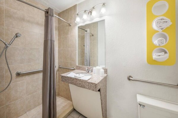 Foto van 2 tweepersoonsbedden (queensize) | Niet-roken, koelkast (Micfridge) - BathRoom