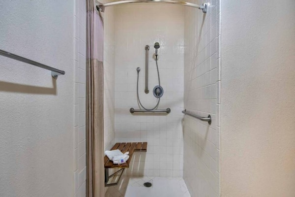 Foto van 1 Queen|Mobiliteit|Bad|Nsmk - Vakantiehuis in Santa Nella - BathRoom