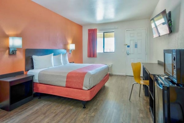 Foto van 1 kingsize bed | Rookvrij - Vakantiehuis in Santa Nella - BedRoom