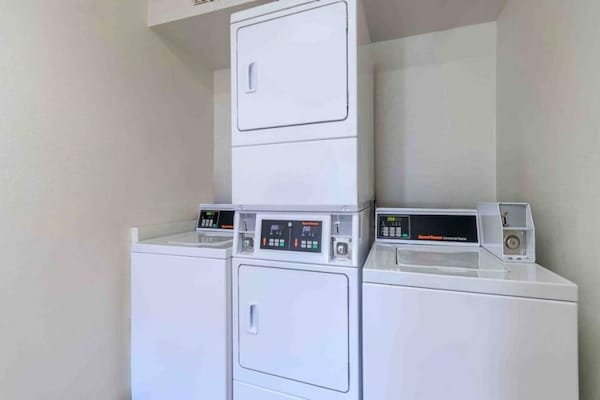 Foto van 2 tweepersoonsbedden | Roken toegestaan, koelkast aanwezig - Facilities
