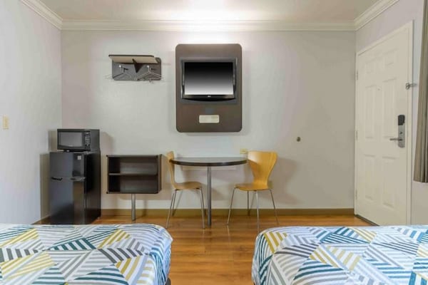 Foto van 2 tweepersoonsbedden | Roken toegestaan, koelkast aanwezig - BedRoom