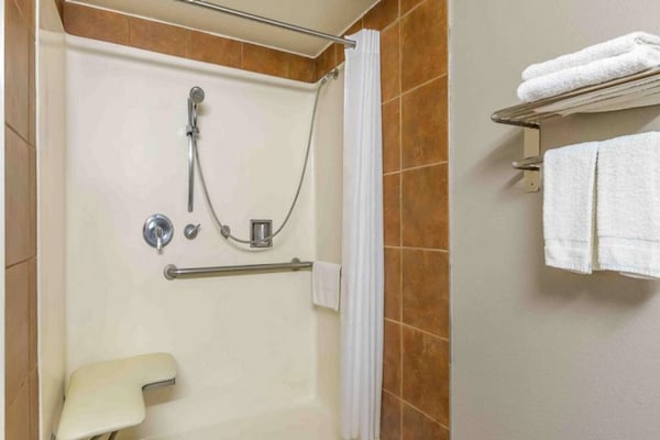 Foto van 2 tweepersoonsbedden | Roken toegestaan, koelkast aanwezig - BathRoom