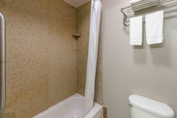 Foto van 1 kingsize bed | Toegankelijk voor mindervaliden | NSMK | Micfridg - BathRoom