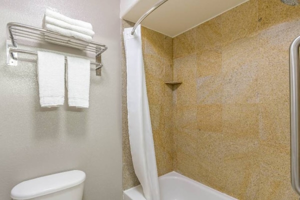 Foto van 1 tweepersoonsbed | Niet-roken, koelkast - Vakantiehuis in San Jose CA - BathRoom
