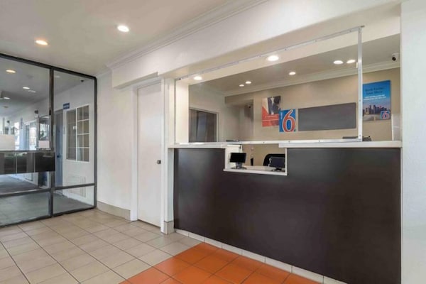Foto van 1 tweepersoonsbed | Niet-roken, koelkast - Vakantiehuis in San Jose CA - FloorPlan