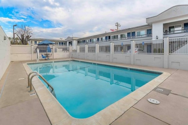Foto van 1 tweepersoonsbed | Niet-roken, koelkast - Vakantiehuis in San Jose CA - Pool