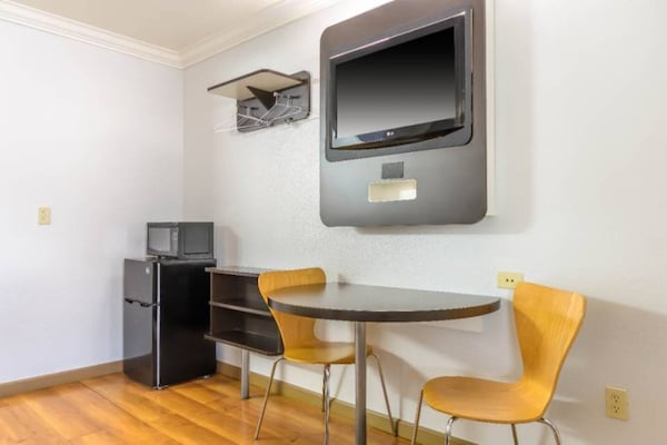 Foto van 1 kingsize bed | Roken toegestaan, koelkast aanwezig - Facilities